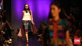 Rossa tak melupakan unsur budaya dalam konsep yang ia buat. Ia mengaku memilih beberapa ikon flora dan fauna Indonesia sebagai pemanis, seperti angrek hitam yang langka dan kupu-kupu. (CNN Indonesia/Safir Makki)