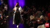Titi DJ meramaikan fashion show Rossa di Indonesia Fashion Week, Kamis (10/3). Di pergelaran tersebut, Rossa mengambil tema 'Kinanti' yang terinspirasi dari tembang sunda. (CNN Indonesia/Safir Makki)