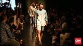 Dia mengombinasikan berbagai macam motif batik dalam sebuah kemeja ready-to-wear. Kadang Ivan membuat tiga atau lebih campuran motif dalam sebuah baju. (CNN Indonesia/Safir Makki)