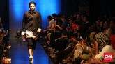 Melalui label Aleabe, Melly menggunakan konsep free style dan androgyny. Dia menggunakan banyak model pakaian oversized seperti jaket kebesaran, kaus dengan bawahan lengan lebar dan tambahan tambalan kain. (CNN Indonesia/Safir Makki)