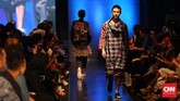 Ada juga serta baju yang terinspirasi kimono namun dengan ekstra ‘ekor’ dan lubang tangan yang besar sehingga seolah-olah berbentuk dress. (CNN Indonesia/Safir Makki)