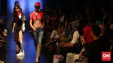 Raffi memperkenalkan label busananya RA Jeans. Namun dibanding desainer selebriti lainnya, koleksi Raffi hanyalah kaus yang dimodifikasi dan dipadu jeans dan outerwear untuk memberikan kesan streetstyle. (CNN Indonesia/Safir Makki)