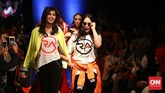 Padahal label busana Raffi punya potensi untuk memulai gerakan busana murah namun tetap trendi. Tapi dia hanya bermodal bentuk T-shirt yang nyaman dengan berhiaskan lambang lini modenya tersebut. (CNN Indonesia/Safir Makki)