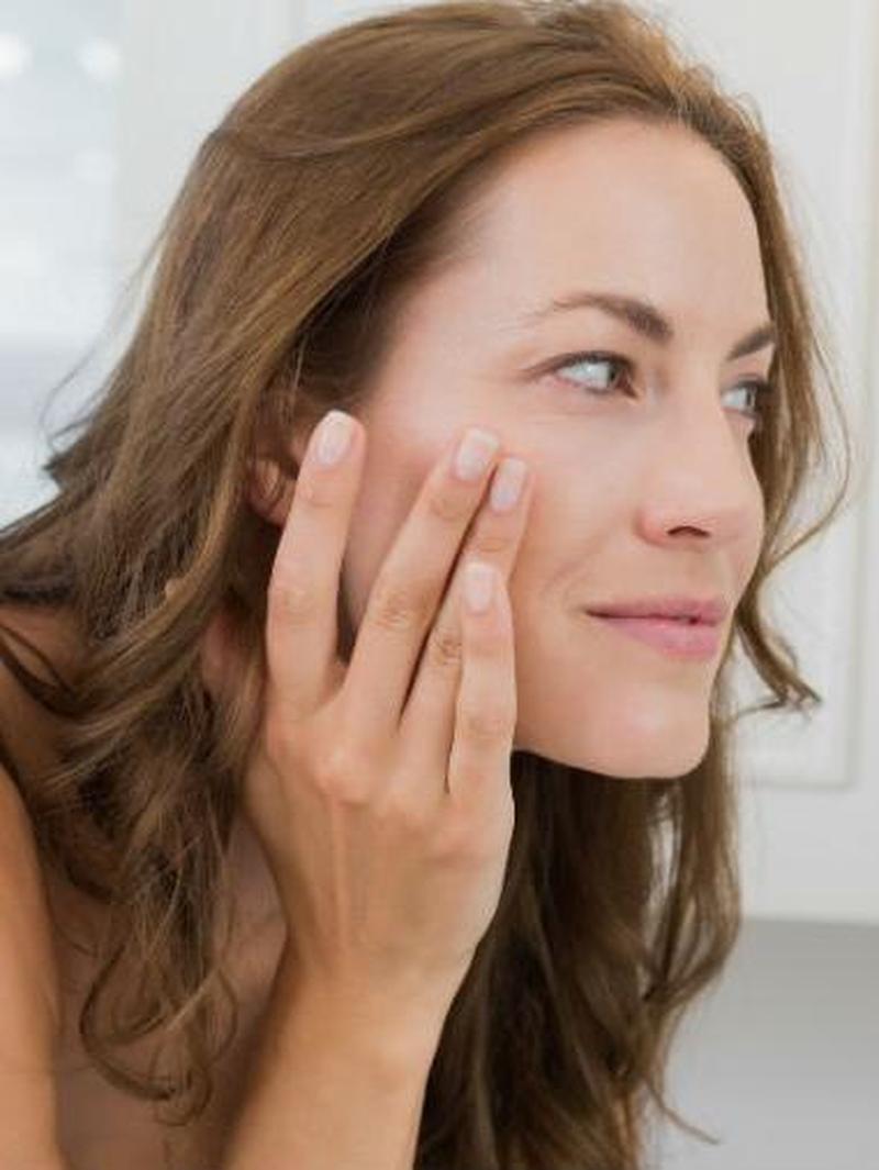 Jerawatan Tapi Tetap Make Up? Ini Cara Aman agar Jerawat Tak Makin Parah