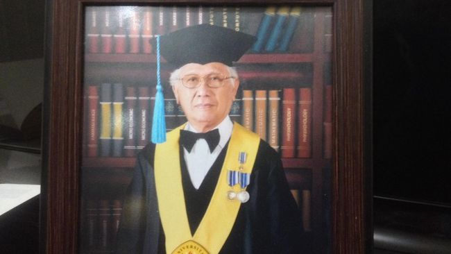 Pakar Bahasa Indonesia J. S. Badudu Meninggal Dunia
