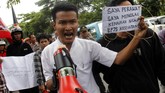 Massa Koalisi Parlemen Jalanan (KPJ) berunjuk rasa menolak kenaikan iuran premi di depan kantor BPJS Kesehatan, Makassar, Sulawesi Selatan, Senin (14/3). (Abriawan Abhe)