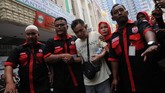 Slamet Riyadi (tengah) peserta BPJS Kesehatan penderita penyakit Jantung dipapah saat akan bermediasi di Kantor BPJS Kesehatan Cabang Depok, Jawa Barat, Selasa (15/3). (Indrianto Eko Suwarso)