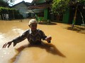Ribuan Orang Dievakuasi Akibat Banjir di Padang