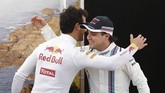 Usai jumpa pers, para pebalap mengikuti sesi foto untuk media. Di sela kegiatan tersebut, Ricciardo (kiri) menyapa dan berpelukan dengan mantan pebalap Ferrari, Felipe Massa yang sejak tiga tahun lalu memperkuat Williams. (Reuters/Brandon Malone)