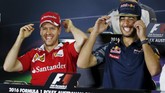 Setelah candaan tersebut, sambil masih tertawa, Vettel dan Ricciardo kembali memakai topi masing-masing. (Reuters/Brandon Malone)