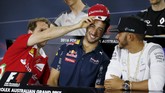 Vettel langsung saja melepaskan topi tim Ferrari miliknya dan mencabut topi tim Red Bull dari kepala Ricciardo. Topi merah itu pun langsung mendarat di atas kepala Ricciardo. (Reuters/Brandon Malone)