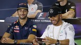 Tak hanya Vettel, juara dunia dua tahun berturut-turut, Lewis Hamilton (kanan) pun iseng. Dia menyiapkan mode kamera pada telepon selulernya. (Reuters/Brandon Malone)