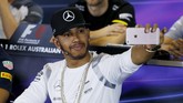 Belum puas, pria asal Inggris itu pun memotret dirinya sendiri bersama dua rivalnya tersebut. (Reuters/Brandon Malone)