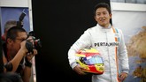 Rio Haryanto berpose untuk para fotografer dalam sesi foto pebalap F1 sebelum musim 2016 dimulai di Melbourne, Australia, 17 Maret 2016. (Reuters/Jason Reed)