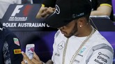 Hamilton lantas memotret Vettel, dan juga Ricciardo dari samping. (Reuters/Brandon Malone)
