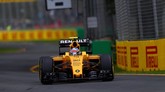 Suasana kelabu Sirkuit Albert Park sedikit dicerahkan oleh livery baru Renault. Diluncurkan pada Rabu kemarin, Renault menjadi satu dari segelintir tim yang memilih warna terang di musim ini. (Clive Mason/Getty Images)