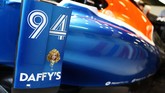 Sementara itu mobil Pascal Wehrlein menunjukkan logo Daffy's, perusahaan minuman keras asal Skotlandia, di samping badan mobil. (CNN Indonesia Rights Free/Manor Grand Prix Racing Ltd)