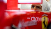 Sebastian Vettel bahkan tidak sempat menjajal mobilnya untuk mencatatkan lap time. Ia hanya bisa pasrah di kokpit mobilnya. (Lars Baron/Getty Images)