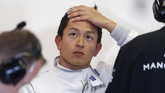 Sesi latihan diganggu oleh guyuran hujan dan memaksa para pebalap mengurung diri di paddock. Mereka menanti kondisi tepat untuk mengeluarkan mobil. (REUTERS/Brandon Malone)