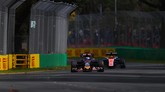 Salah satu mobil Manor Racing menguntit mobil Rookie terbaik tahun lalu, Max Verstappen. Pebalap Belanda itu diprediksi kembali unjuk gigi musim ini. (Clive Mason/Getty Images)