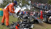 Panitia balapan harus membersihkan kepingan (debris) mobil sebelum balapan bisa dilanjutkan. (REUTERS/Joe Castro/AAP)