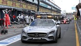 Kecelakaan parah itu membuat panitia mengibarkan bendera merah tanda balapan dihentikan dan juga mengeluarkan safety car. (REUTERS/Brandon Malone)