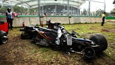 Setelah membentur mobil Gutierrez, mobil Alonso bergesekan dengan tembok pembatas, berputar di udara, dan kemudian menabrak tembok pembatas lainnya. (Robert Cianflone/Getty Images)