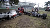 Alonso mengalami kecelakaan di putaran ke-18. Ban kanan belakangnya membentur badan mobil Esteban Gutierrez. (REUTERS/Mark Horsburgh/Handout)