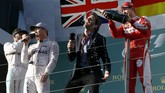 Sebastian Vettel yang merebut podium tiga bergurau dengan mantan rekan setimnya di Red Bull, Mark Webber. Vettel sempat berkata bahwa ingin Webber kembali menjadi rekannya. Webber sendiri kini telah beralih menjadi pebalap Le Mans. (REUTERS/Jason Reed)
