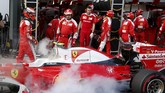 Pebalap Ferrari, Kimi Raikkonen, juga harus rehat lebih awal karena mobilnya sempat terbakar. Tak mau berkomentar, Raikkonen langsung masuk ke dalam paddock. (REUTERS/Brandon Malone)