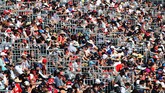GP Australia dihadiri oleh lebih dari seratus ribu penggemar balapan. Mereka bersorak kencang ketika pebalap tuan rumah Daniel Ricciardo melakukan overtake. (Getty Images/Mark Thompson)