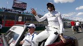 Hari pebalap McLaren, Fernando Alonso, dimulai dengan sewajarnya. Juara dunia dua kali itu ikut parade untuk mengenalkan para pebalap. (REUTERS/Jason Reed)