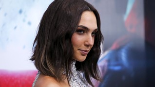 Gal Gadot Andalkan Sepatu 'Teplek' Murah di Karpet Merah