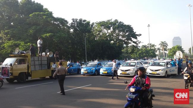 Demo Tolak Uber dan Grab, Ratusan Sopir Taksi Kumpul di Monas