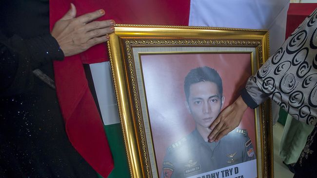 Jokowi Layat Keluarga Korban di Lanud Halim Perdanakusuma