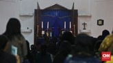 Warga Larantuka mengaji Tuan Mardomu Pintu Tuan Ma dan Tuan Ana di Kapel Tuhan Ma, Rabu, 23 Maret 2016. (CNN Indonesia/Adhi Wicaksono)