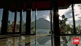 Pemandangan Gunung Ile Mandiri yang dikelilingi lautan menjadi buruan utama para wisatawan yang berkunjung ke Larantuka. (CNN Indonesia/Adhi Wicaksono)