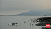 Air laut yang tenang dan jernih membuat anak-anak dapat bermain di pantai. Salah satunya pantai yang berada di sekitar Kapel Tuhan Meninu, Larantuka. (CNN Indonesia/Adhi Wicaksono)