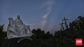 Warga memasang tiga salib besar di samping patung Mater Dolorosa, yang merupakan salah satu reca identitas kota Larantuka, Rabu, 23 Maret 2016. (CNN Indonesia/Adhi Wicaksono)