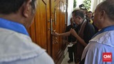 keturunan Raja Larantuka Don Lorenzo III yakni Don Andre III Martinus Diaz Viera de Godenho (DVG) membuka Kapel Tuan Ma pada saat peringatan Kamis Putih. (CNN Indonesia/Adhi Wicaksono)