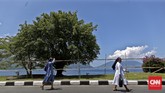 Dua biarawati berjalan menuju Kapela Tuhan Ma, Larantuka, Flores Timur, untuk mengikuti ibadah Kamis Putih, Kamis, 24 Maret 2016.(CNN Indonesia/Adhi Wicaksono)