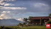 Sebuah penginapan di Desa Mokantarak menawarkan pemandangan Gunung Ile Mandiri yang didampingi tiga pulau di sekitarnya yaitu Adonara, Solor dan Lembata. (CNN Indonesia/Adhi Wicaksono)