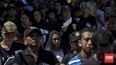 Di bawah teriknya panas matahari, deretan-deretan peziarah terus berdatangan ke kapel. Tak hanya dari warga Larantuka, namun para pendatang yang ingin melakukan tradisi khas Larantuka tersebut. (CNN Indonesia/Adhi Wicaksono)