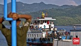 Para peziarah tiba menggunakan kapal laut di Pelabuhan Larantuka, Rabu, 23 Maret 2016. Umumnya, peziarah yang menggunakan kapal berasal dari pulau-pulau di sekitar Larantuka. (CNN Indonesia/Adhi Wicaksono)