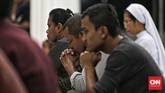 Umat Katholik mengikuti lamentasi yang berisi tiga nyanyian ratapan sebagai tanda mengenang kesengsaraan Yesus. (CNN Indonesia/Adhi Wicaksono)