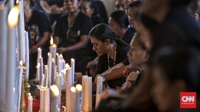 Ribuan Peziarah di Larantuka Ikuti Prosesi Cium Tuan