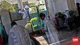 Confreria bersiap sebelum membuka Kapel Tuan Ma, untuk para peziarah Ibadah Sabda mencium Tuan Ma. (CNN Indonesia/Adhi Wicaksono)