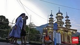 Biarawati didampingi salah satu warga Larantuka menuju Kapel Tuhan Ana, Rabu, 23 Maret 2016. (CNN Indonesia/Adhi Wicaksono)