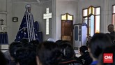Sebelum patung Mater Dolorosa atau Tuhan Ma di dalam kapel diperlihatkan kepada peziarah, para Confreria sebelumnya melakukan Upacara Muda Tuan yaitu memudakan kembali patung. (CNN Indonesia/Adhi Wicaksono)