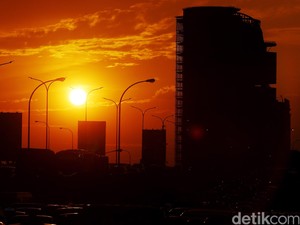 Mengapa Langit Berwarna Jingga Kemerahan Saat Matahari Terbit dan Terbenam?